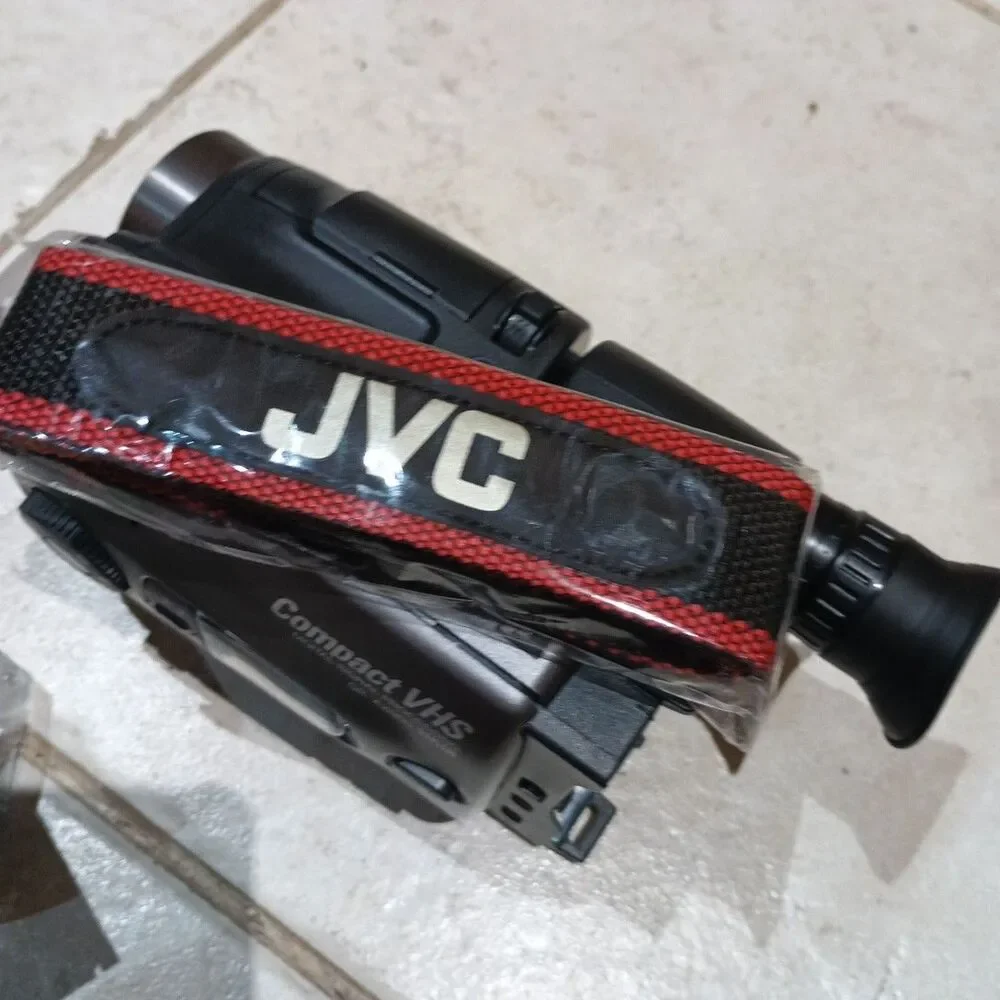 JVC GR-AX800 Compact VHS Video Camcorder With Case 3 Tapes Remote Battery Etc